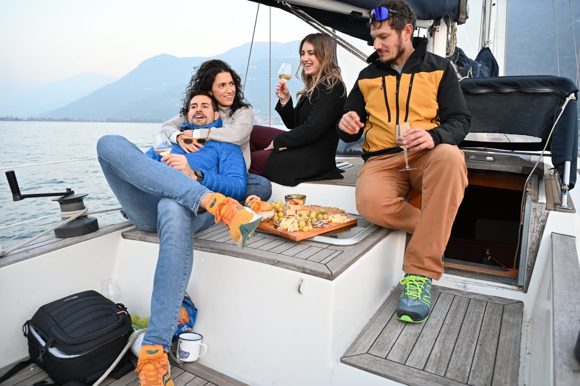 Aperitivo in barca sul Lago d'Iseo — charter Velarte