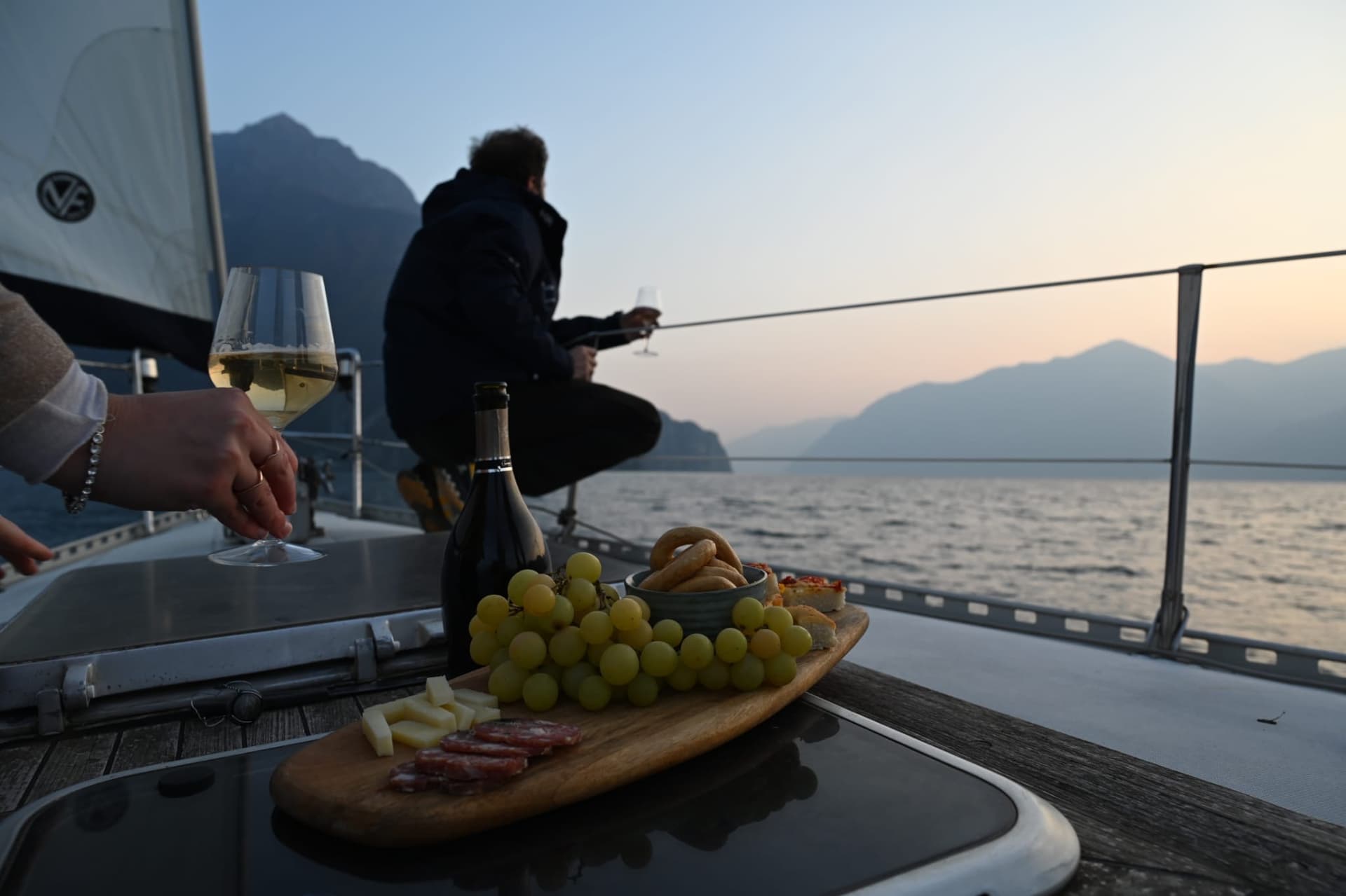 Aperitivo in barca al tramonto — charter privato Velarte