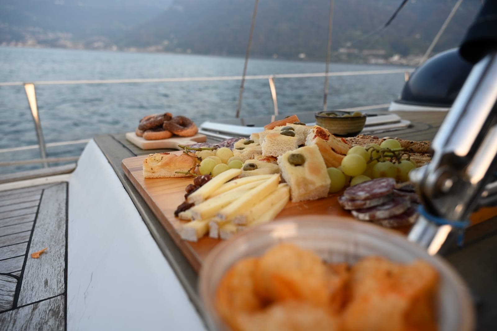 Momento di relax in barca — charter privato Velarte